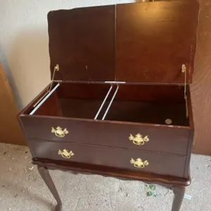 Mahogany Queen Anne style Lift-Top Trunk