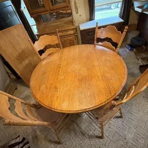 Round Table 48 Inches, 4 Chairs, Table Leaf 24