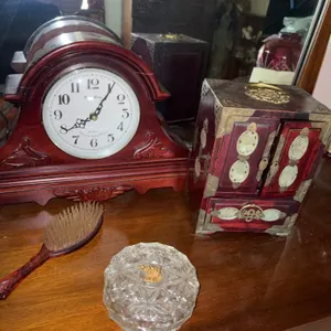 Quartz Mantel Clock & Decorative Accessories
