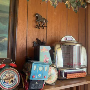 Jukebox Radio, Clocks & Collectible Décor Group