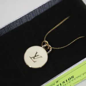 LOUIS VUITTON BUTTON PULL REP. INTO NECK.