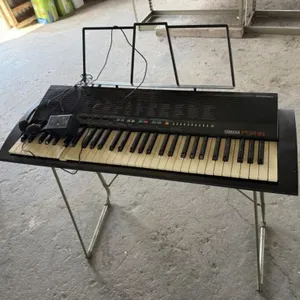 Yamaha PSR-18 Keyboard w/ Stand