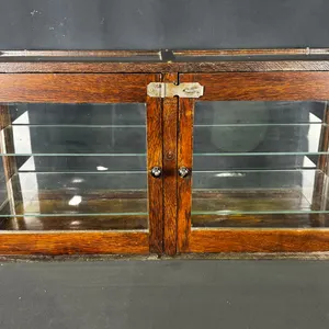 ANTIQUE OAK FRAMED COUNTERTOP DISPLAY CABINET W/ TWIN GLASS DOORS & GLASS SHELVES - EARLY 1900s
