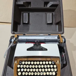 Vintage Smith-Corona Classic 12 Typewriter with Case – Excellent Condition