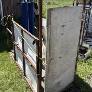 Clipping/Trimming Chute for Llamas