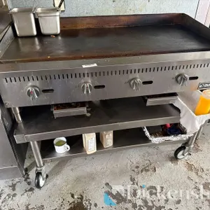 DUKERS GRILL & STAINLESS STEEL STAND