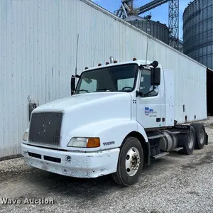 2002 Volvo VNL semi truck