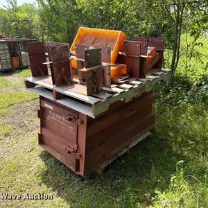 Concrete retaining block mold