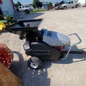 Black Max 10 HP Ground Keeper Wood Chipper/Shredder with Briggs & Stratton OHV Engine Running