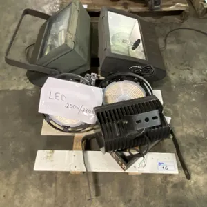 PAIR OF WALL MOUNT LED 200W/240W LED LIGHTS & 3 INDUSTRIAL WALL MOUNT SHOP LIGHTS