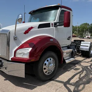 2018 Kenworth T880 Day Cab Truck Tractor