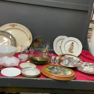 VARIETY OF VINTAGE COLLECTOR GLASSWARE
