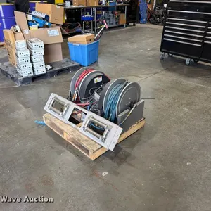 (2) hydraulic hose reels