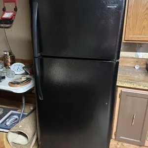 Frigidaire black frig 30 in with icemaker