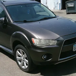 2010 Mitsubishi Outlander Multipurpose Vehicle (MPV)
