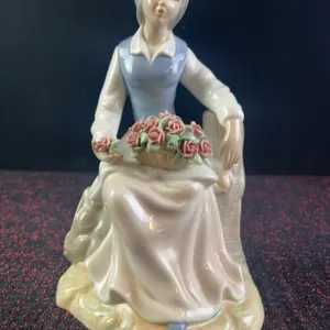 Lladro Porcelain Figurine Girl with Roses 8 Inch