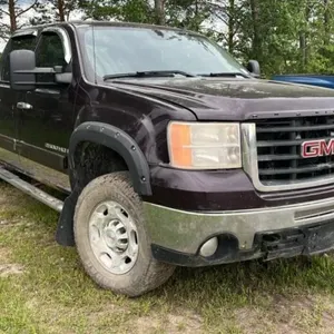 2008 GMC SIERRA 2500HD Crew Cab 4WD Truck. V8