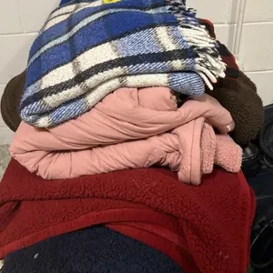 4 FLEECE BLANKETS