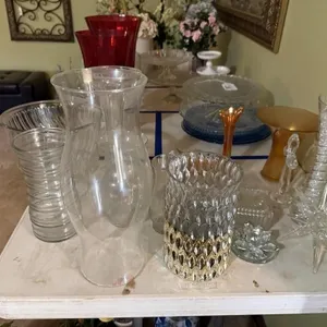 Assorted Glass Vases and D�cor