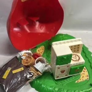 Vintage Strawberry Shortcake Berry Bake Shop toy s
