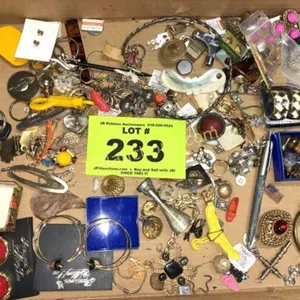 ASSORTED COSTUME JEWELRY