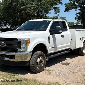 2017 Ford F350 Super Duty Ext. Cab utility bed pickup truck