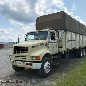 1992 International F-8100 cotton module transport truck
