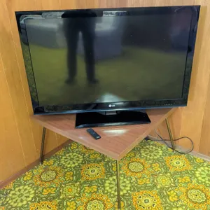 LG 42CS560 42-Inch LCD TV with Remote and Corner Table