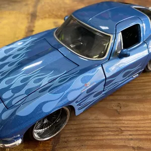 1:18 Scale 1963 Chevrolet Corvette Stingray Model Car - Blue Flame Paint