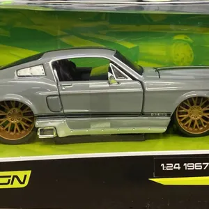Maisto Design 1:24 1967 Ford Mustang GT Die-Cast Model