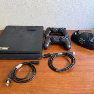 Playstation 4 Slim & Controllers