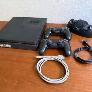 Playstation 4 Slim & Controllers