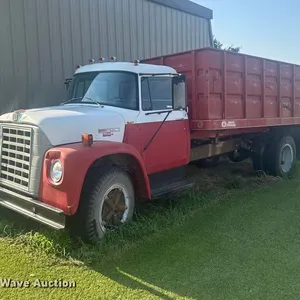 1976 International Loadstar grain truck