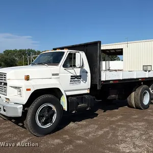1982 Ford F700 flatbed truck