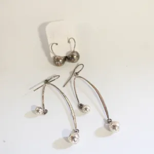 2 PAIRS OF VINTAGE EARRINGS