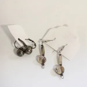 2 PAIRS OF VINTAGE EARRINGS