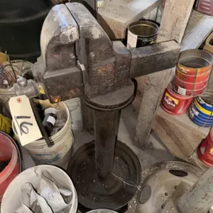 Desmond  5" Vise on Stand