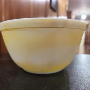 PYREX vintage yellow 1.5 qt mixing bowl