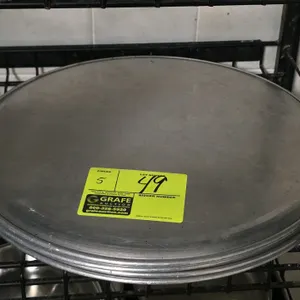 Aluminum pizza pan. Features aluminum construction with a rolled rim. 16" Diameter. Shelving not included.