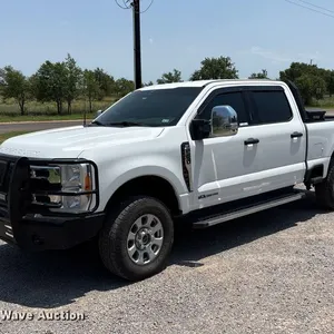 2023 Ford F250 Super Duty Crew Cab pickup truck