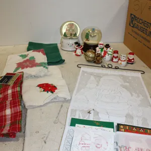 Christmas Linens & Décor