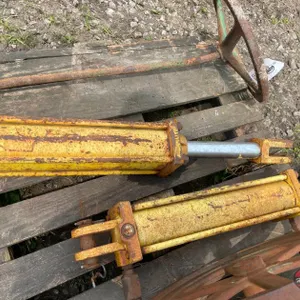 (2) Yellow Hydraulic Cylinders