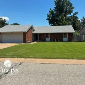 8/4 Brick Home in Heritage Hills Addn., Enid, OK