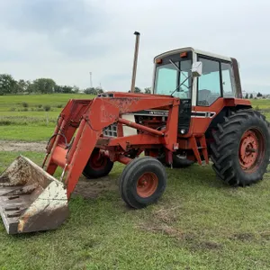 International 1086 FEL Tractor