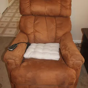 Lazy Boy Electric Recliner, Works, Measures 32 x 40 x 41, 17 Inches Between the Arms
