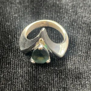 Sterling Silver Ring Featuring a Teardrop-Shaped Dark Blue Stone