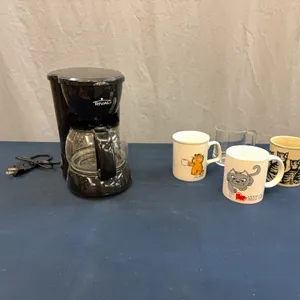 Coffee machine, mugs