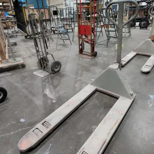 Unbranded manual pallet jack. Features manual hydraulic lift operation, standard fork design, and a loop handle with integrated control lever. Equippe