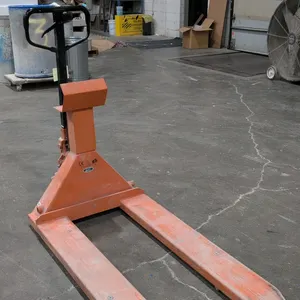 Northern Industrial Tools manual scale pallet jack. Features a 2000 kg capacity, steel construction, and polyurethane wheels. Designed with an integra
