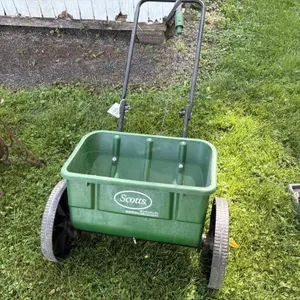 Scotts 2000 Lawn Spreader